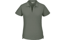 Olivgrünes kurzärmliges Poloshirt mit Kragen, V‑Ausschnitt, feiner horizontaler Struktur und seitlichen Saumschlitzen