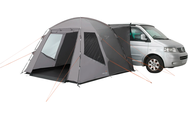 Graues Vorzelt, das an einem weißen Wohnmobil befestigt ist