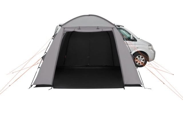 Aufgebaute Autoplanen an einem weißen Fahrzeug