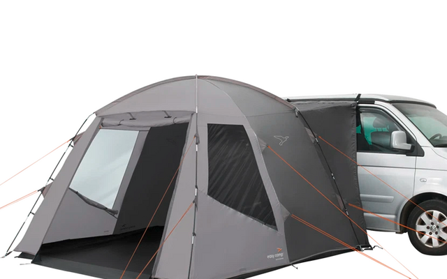 Graues Vorzelt, das an einem weißen Wohnmobil befestigt ist