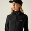Frau trägt schwarze Mütze und schwarzen Zip-up Pullover, blickt nach rechts