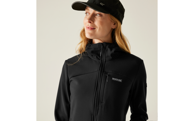 Frau trägt schwarze Mütze und schwarzen Zip-up Pullover, blickt nach rechts