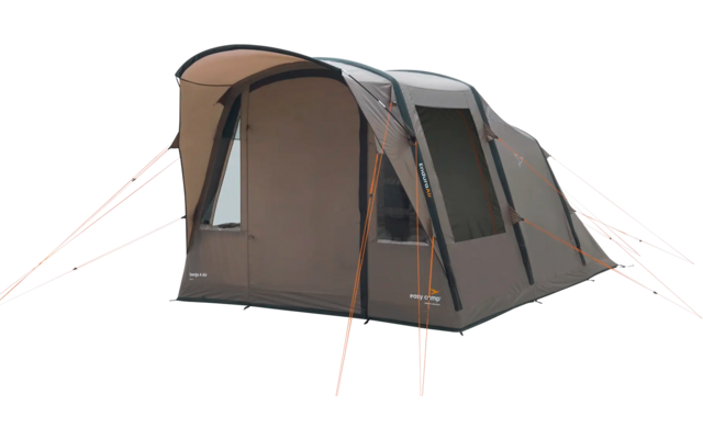 Una grande tenda marrone con diverse finestre su un prato verde