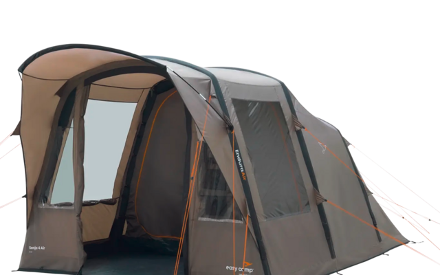 Grande tenda grigia con ingresso aperto su area erbosa