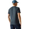 Mann von hinten, trägt dunkelblaues T‑Shirt, blaue Baseballkappe und dunkle Hose