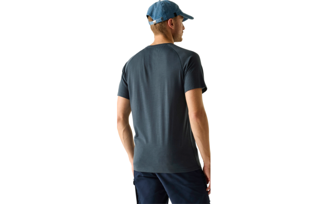 Mann von hinten, trägt dunkelblaues T‑Shirt, blaue Baseballkappe und dunkle Hose