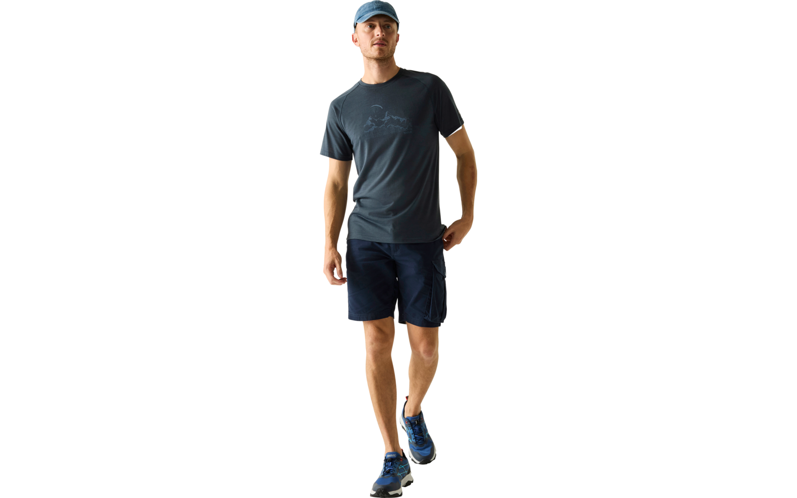 Mann mit blauer Baseballkappe, dunkelblauem T‑Shirt mit Bergmotiv, dunklen Shorts und blauen Sportschuhen, gehend