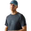 Mann mit kurzem Bart, blaue Baseballkappe, dunkles T‑Shirt mit Bergmotiv, schaut nach links, Arme vor dem Körper
