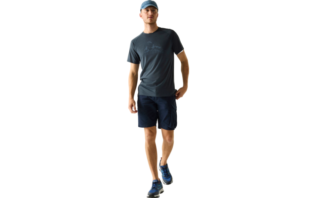 Mann mit blauer Baseballkappe, dunkelblauem T‑Shirt mit Bergmotiv, dunklen Shorts und blauen Sportschuhen, gehend