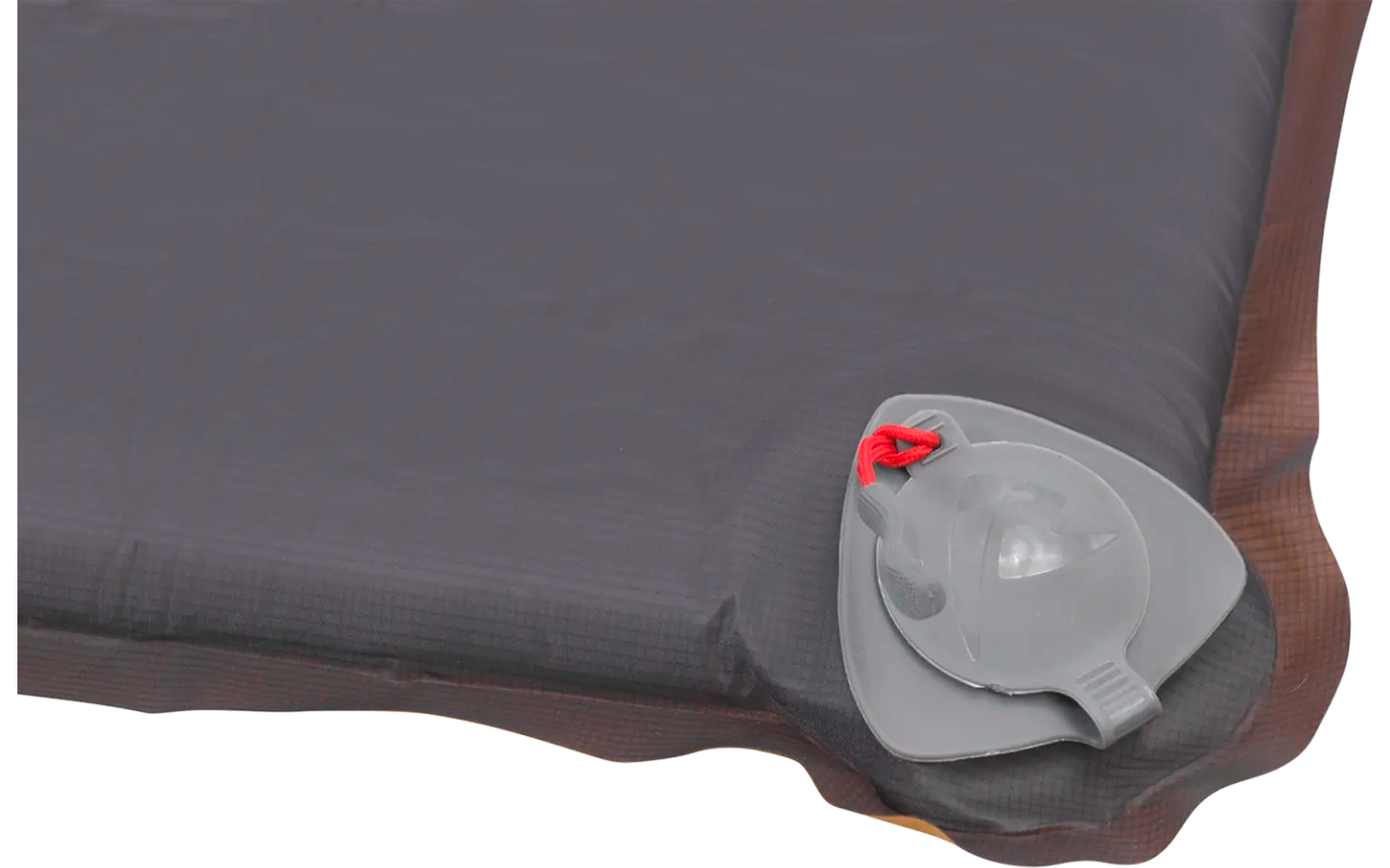 Graue Schlafmaske mit roten Augen auf einem grauen Kissen