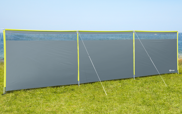 Pare-vent sur de l'herbe verte avec la mer en arrière-plan