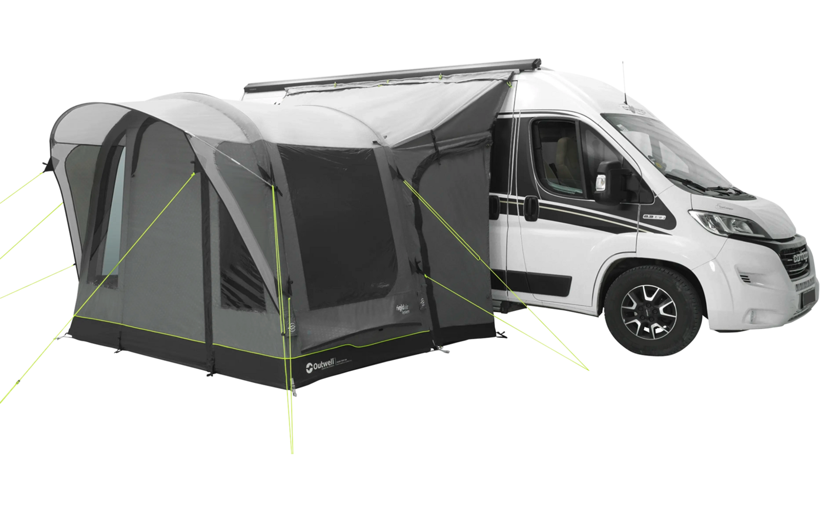 Weißer Wohnmobil mit angebautem grauem Vorzelt auf einer Wiese