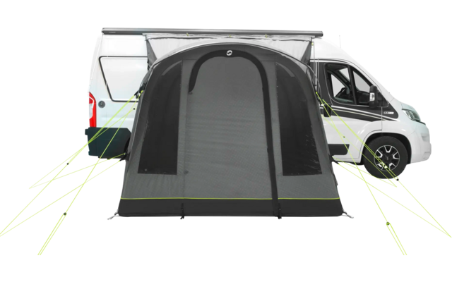 Weißer Camper-Van mit ausgeklapptem schwarzen Vorzelt, geparkt auf hellem Untergrund