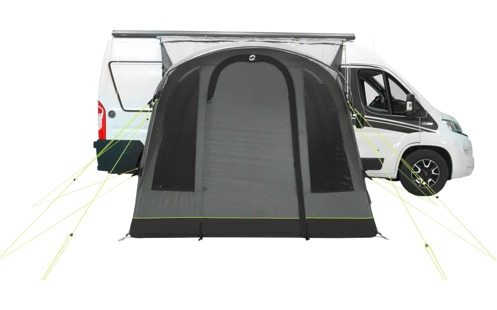 Weißer Camper-Van mit ausgeklapptem schwarzen Vorzelt, geparkt auf hellem Untergrund