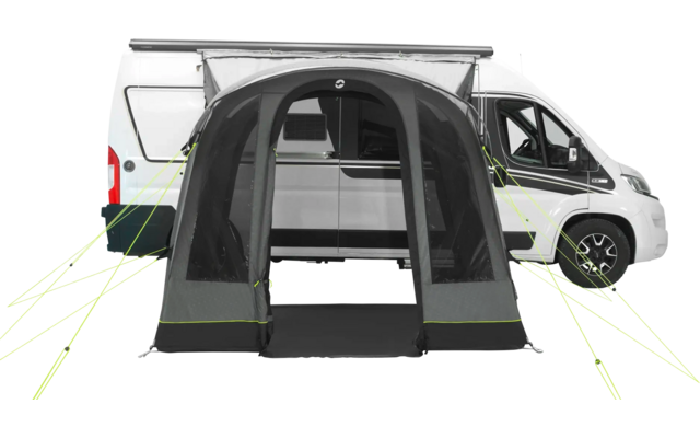 Weißer Lieferwagen mit geöffneten Türen neben einem aufgestellten, grauen Vorzelt