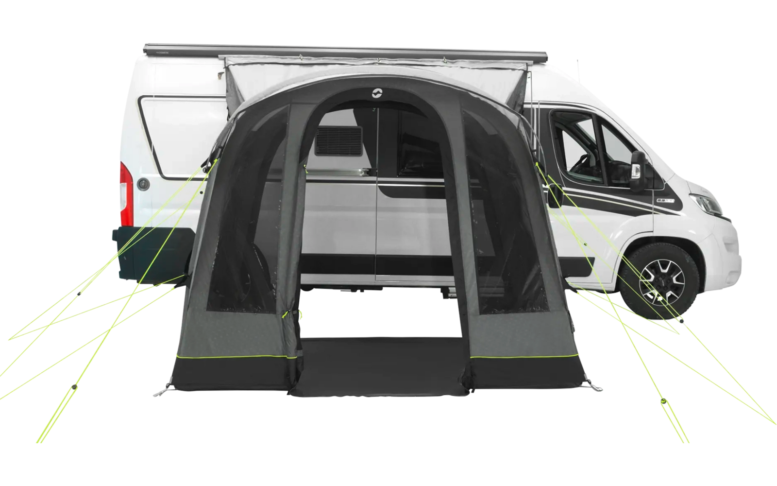 Weißer Lieferwagen mit geöffneten Türen neben einem aufgestellten, grauen Vorzelt