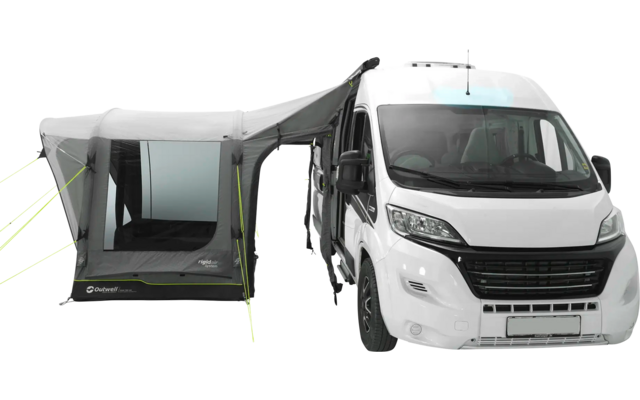 Weißer Transporter mit geöffneter Schiebetür, zeigt sichtbaren Innenraum