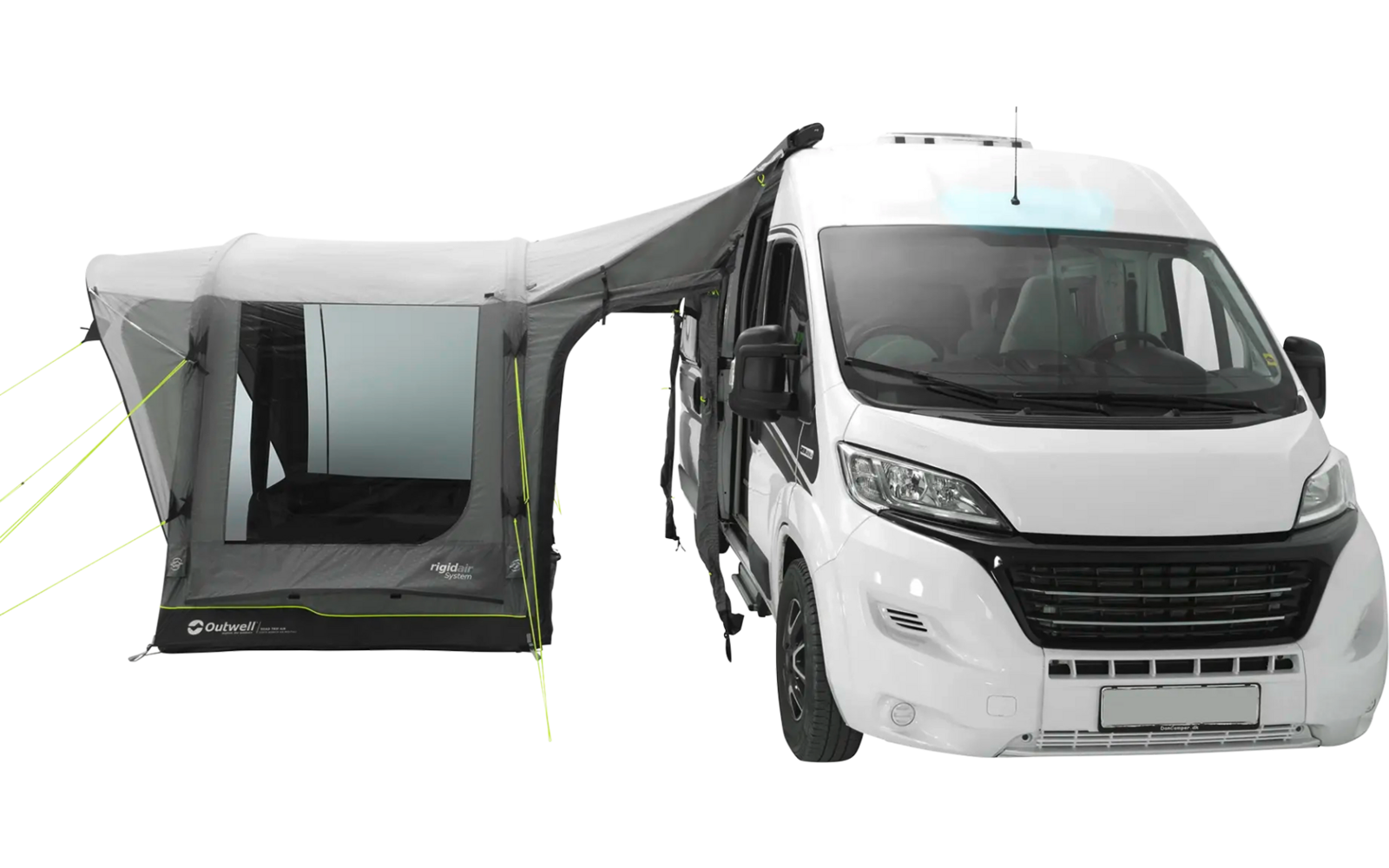 Weißer Transporter mit geöffneter Schiebetür, zeigt sichtbaren Innenraum