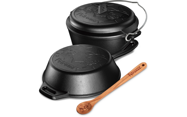 Marmite en fonte noire avec couvercle, une marmite en fonte retournée et une cuillère en bois avec inscription gravée