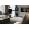 Moderner Wohnraum mit Sofa, Couchtisch und Kamin