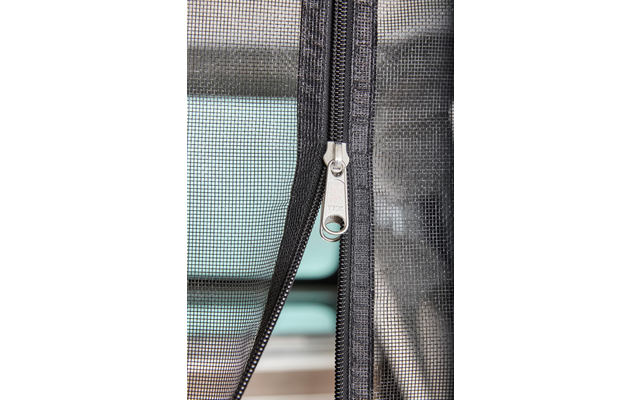 Nahaufnahme eines Reißverschlusses an einem schwarzen Stoff