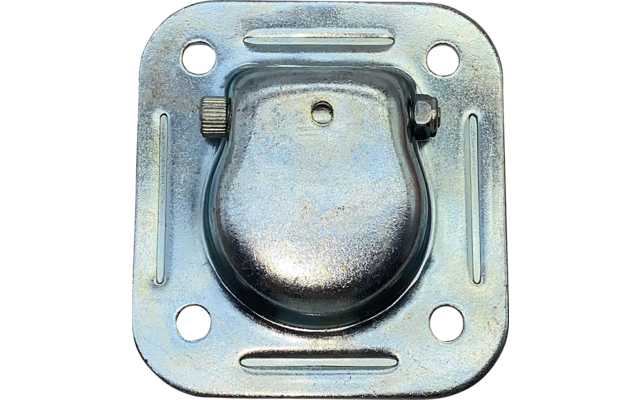 Metallene quadratische Platte mit abgerundeten Ecken, mittiger halbkugelförmiger Erhöhung, vier Rundlöchern in den Ecken, zwei länglichen Vertiefungen oben und unten, Schrauben- und Rändelkopf an der oberen Kante