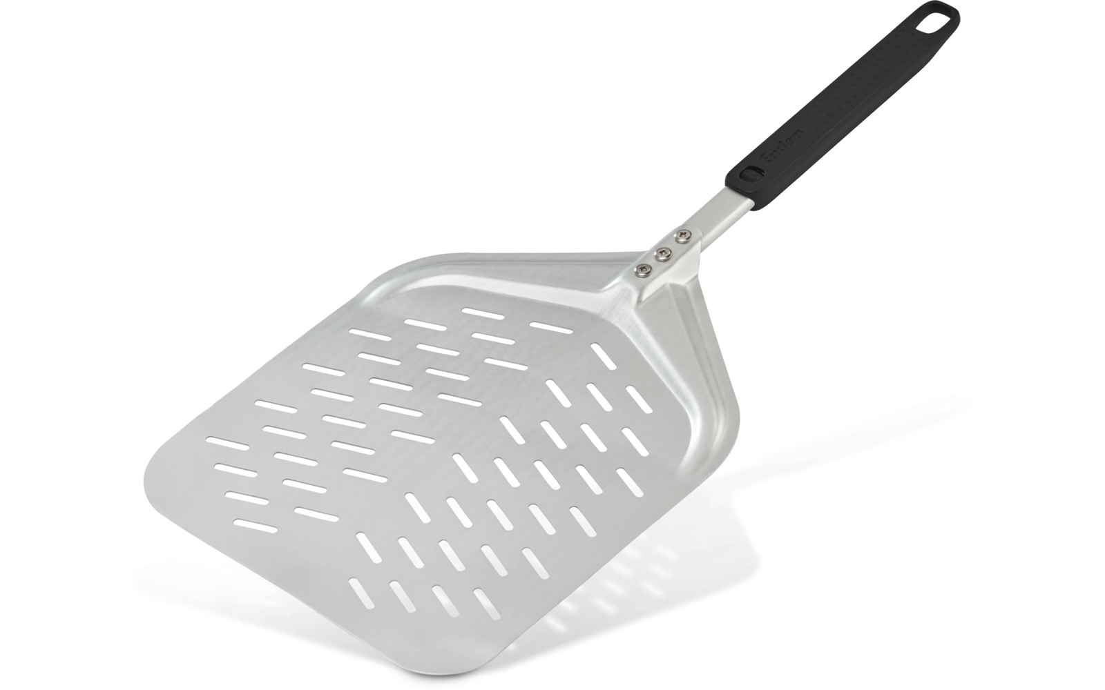 Flaches, rechteckiges Metallutensil mit länglichen Schlitzen und schwarzem Griff