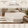 Bed met beige hoeslaken, twee kussens en één klein kussen, raam met bomen, nachtkastje met potplant, merklogo 'PRIMERA TRAVEL', tekst 'Queen Bed' en productinformatievakken met pictogrammen