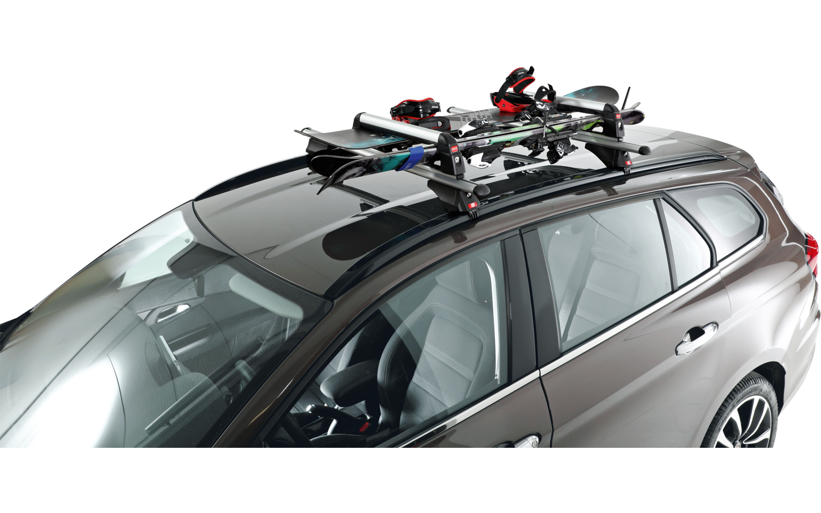 Station wagon con portapacchi sul tetto e sopra due paia di sci e due bastoncini da sci