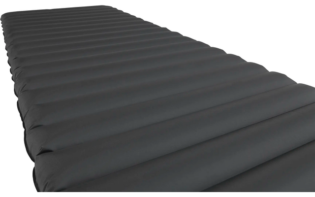 Schwarze Luftmatratze mit Längsrillen