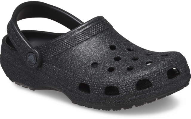 Zueco negro con brillo, tira en el talón, orificios de ventilación redondos y suela texturizada