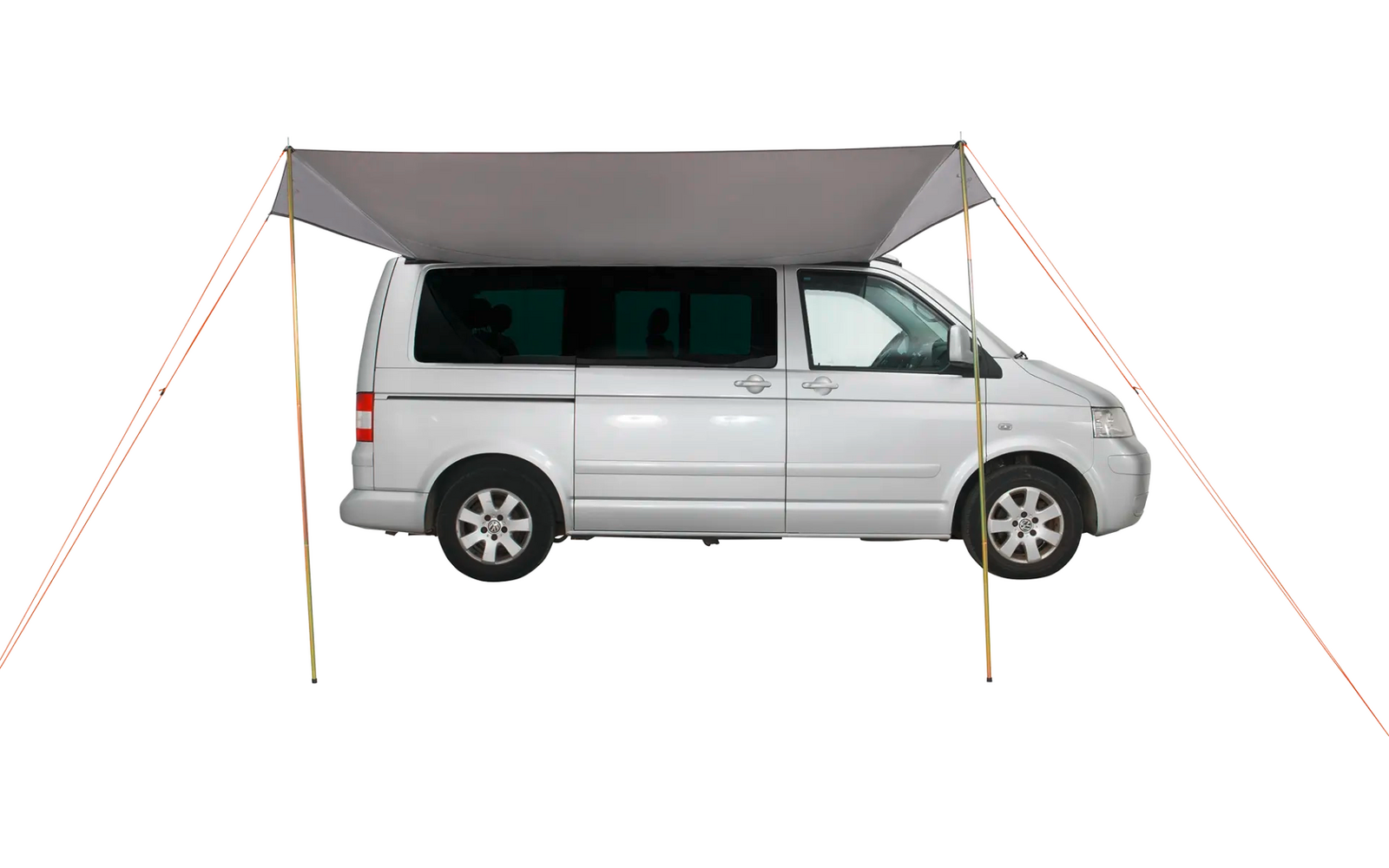 Weißer Campingbus mit ausgefahrenem Markisenzelt auf weißem Hintergrund