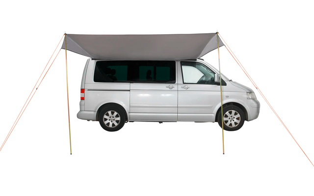 Weißer Campingbus mit ausgefahrenem Markisenzelt auf weißem Hintergrund