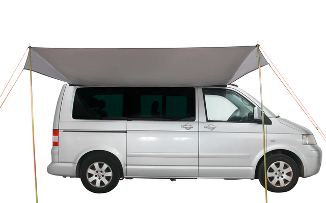 Furgoncino bianco con tenda estesa su sfondo bianco