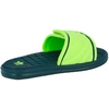 Einzelne Slide-Sandale mit dunkeltürkisfarbener, quadratisch strukturierter Sohle und neongrünem Riemen mit schwarzer Kante, kleines grünes Logo auf dem Fußbett, weißer Hintergrund