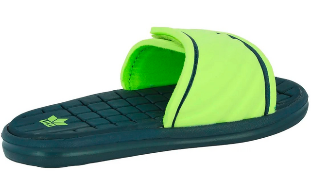 Einzelne Slide-Sandale mit dunkeltürkisfarbener, quadratisch strukturierter Sohle und neongrünem Riemen mit schwarzer Kante, kleines grünes Logo auf dem Fußbett, weißer Hintergrund