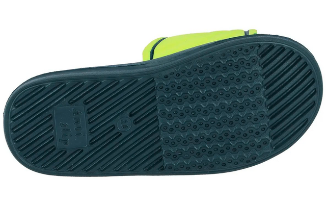 Unterseite eines einzelnen Schuhs mit dunkelgrüner Sohle und neongelbem Riemen auf weißem Hintergrund