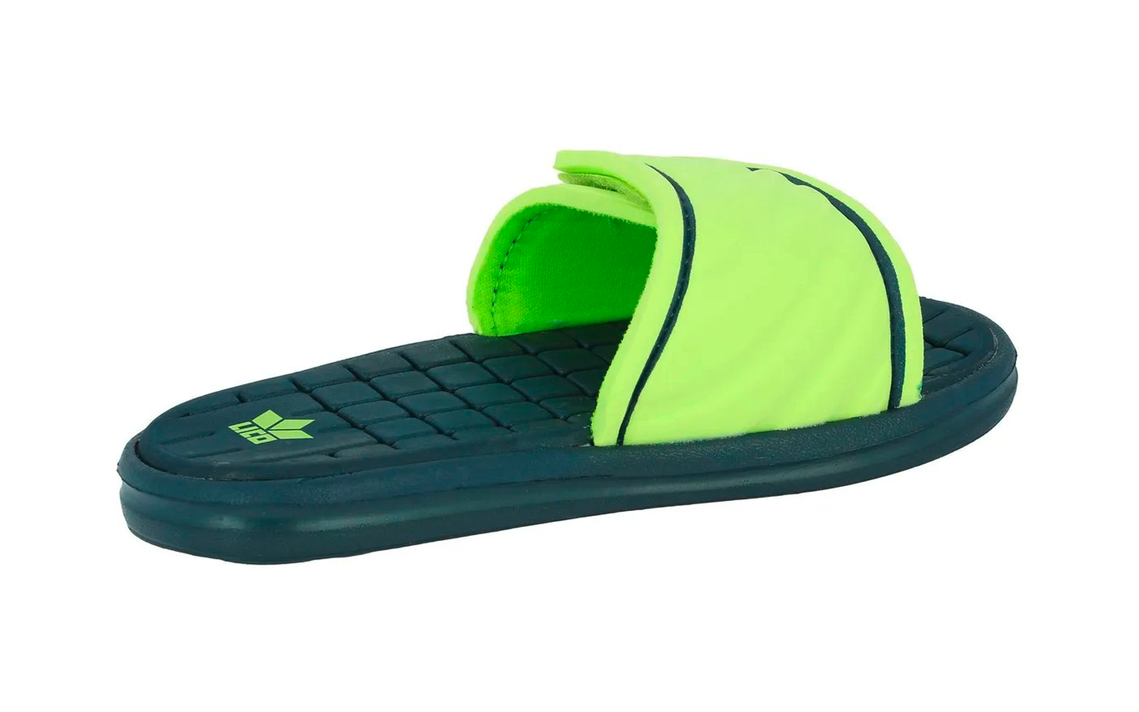 Einzelne Slide-Sandale mit dunkeltürkisfarbener, quadratisch strukturierter Sohle und neongrünem Riemen mit schwarzer Kante, kleines grünes Logo auf dem Fußbett, weißer Hintergrund