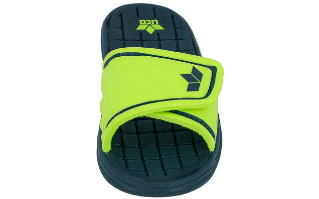 Einzelne neon-gelbe Riemensandale mit dunkelblauer, gittermusterter Sohle und zwei dunklen Logos