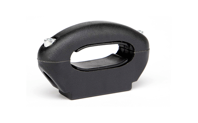Objet noir à la forme ergonomique avec une ouverture ovale pour la main, une large base et un bord métallique visible