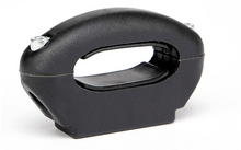 Objet noir à la forme ergonomique avec une ouverture ovale pour la main, une large base et un bord métallique visible