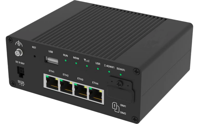 Schwarzes rechteckiges Metallgehäuse mit geriffelter Oberseite, vier Ethernet‑RJ45‑Ports nebeneinander, USB‑Anschluss, DC‑Strombuchse, zwei SIM‑Kartensteckplätze und mehrere LED‑Anzeigeleuchten