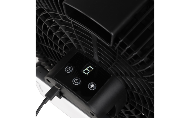 Nahaufnahme eines schwarzen Ventilators mit Schutzgitter, digitaler Anzeige '6', Bedientasten (Plus, Ein/Aus, Licht) und eingestecktem USB-Kabel