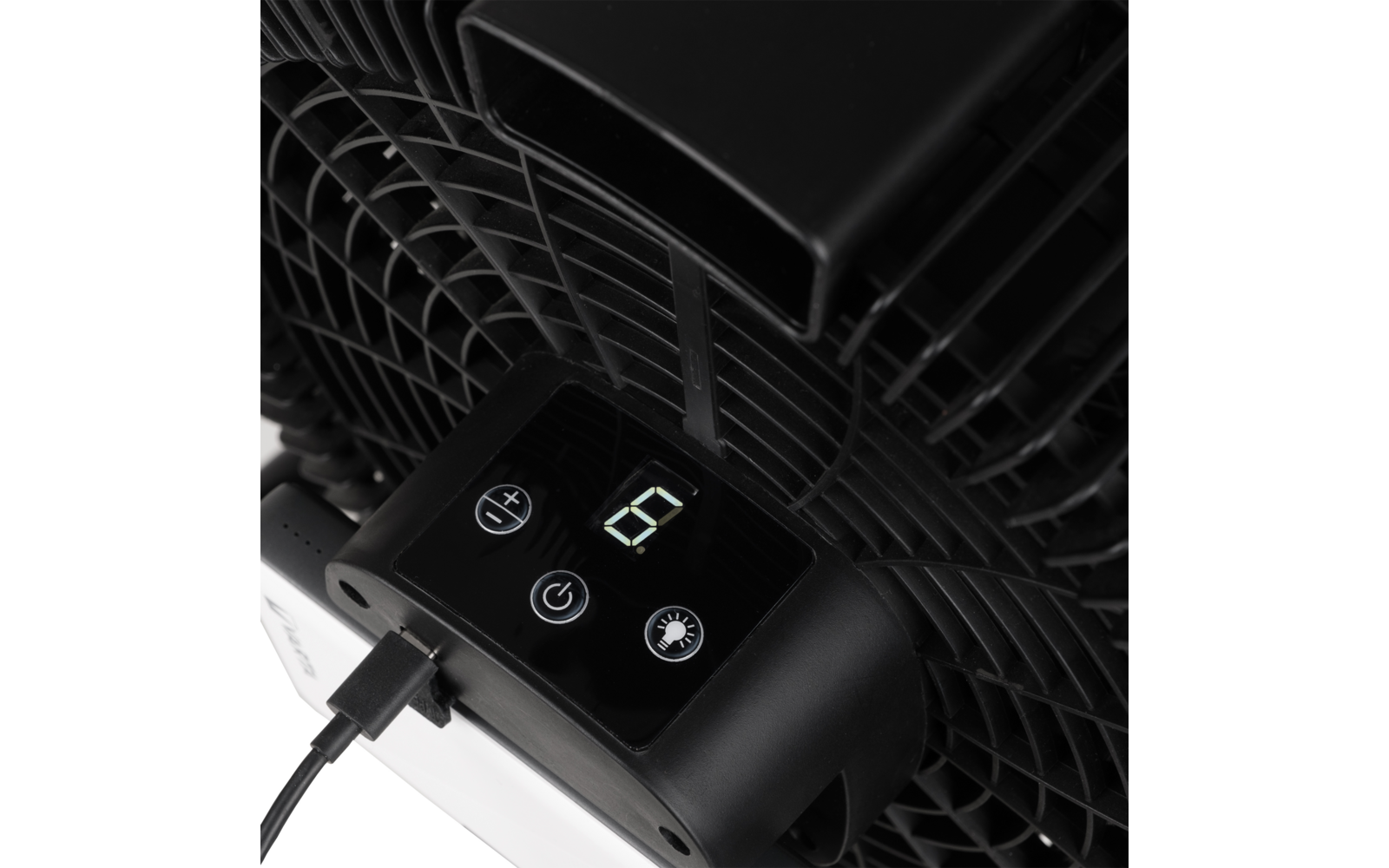 Nahaufnahme eines schwarzen Ventilators mit Schutzgitter, digitaler Anzeige '6', Bedientasten (Plus, Ein/Aus, Licht) und eingestecktem USB-Kabel