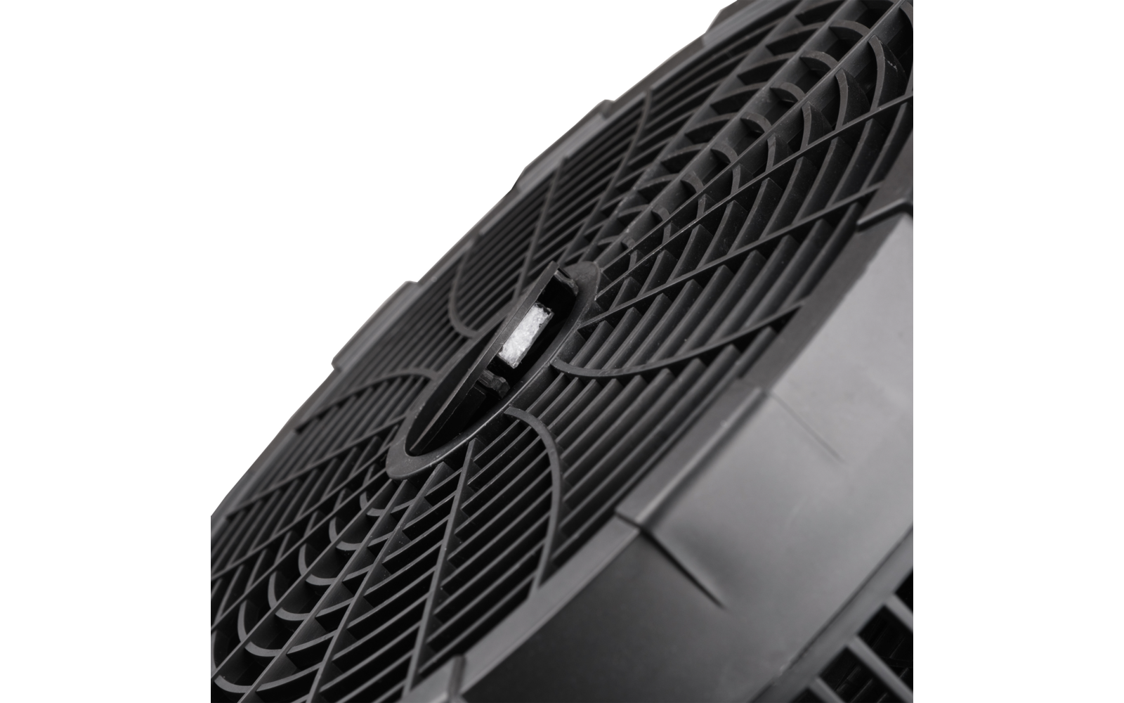 Nahaufnahme einer schwarzen Kunststoffscheibe mit radialem Gittermuster und zentraler kreisförmiger Öffnung