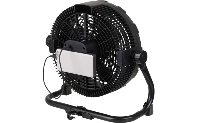 Schwarzes rundes Gerät mit Schutzgitter und Rotorblättern, schwarzes Standgestell, weißes rechteckiges Gehäuse an der Rückseite und angeschlossenes Kabel