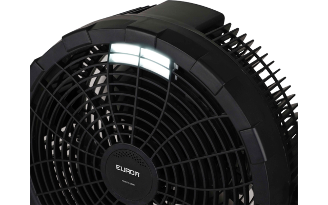 Schwarzer runder Ventilator mit Schutzgitter, mittigem EUROM-Logo, Gehäuse mit Lüftungsschlitzen und drei Lichtreflexen auf dem Gitter