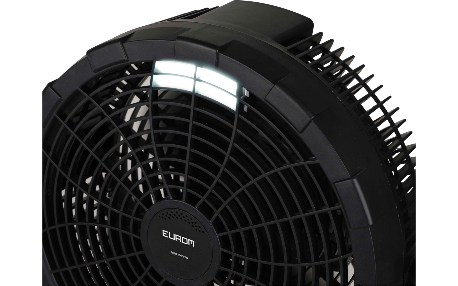 Schwarzer runder Ventilator mit Schutzgitter, mittigem EUROM-Logo, Gehäuse mit Lüftungsschlitzen und drei Lichtreflexen auf dem Gitter