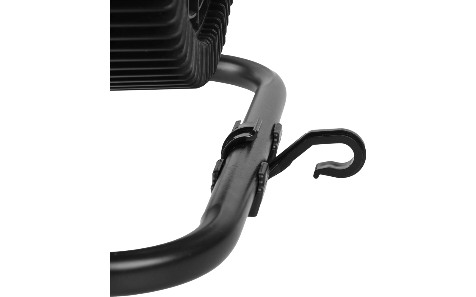 Nahaufnahme eines schwarzen Metallrohrs mit einer Hakenklammer und einem gerippten schwarzen Bauteil auf weißem Hintergrund