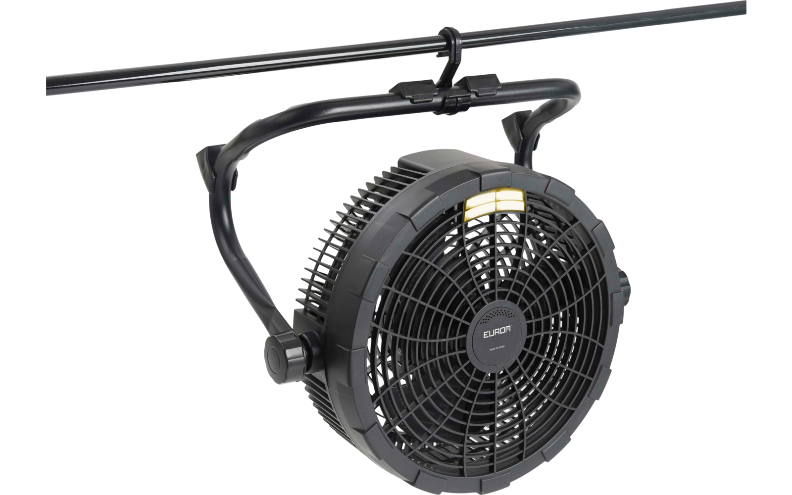 Schwarzer runder Ventilator mit Schutzgitter und sichtbaren Rotorblättern, an einer schwarzen Metallstange mittels Klemme befestigt